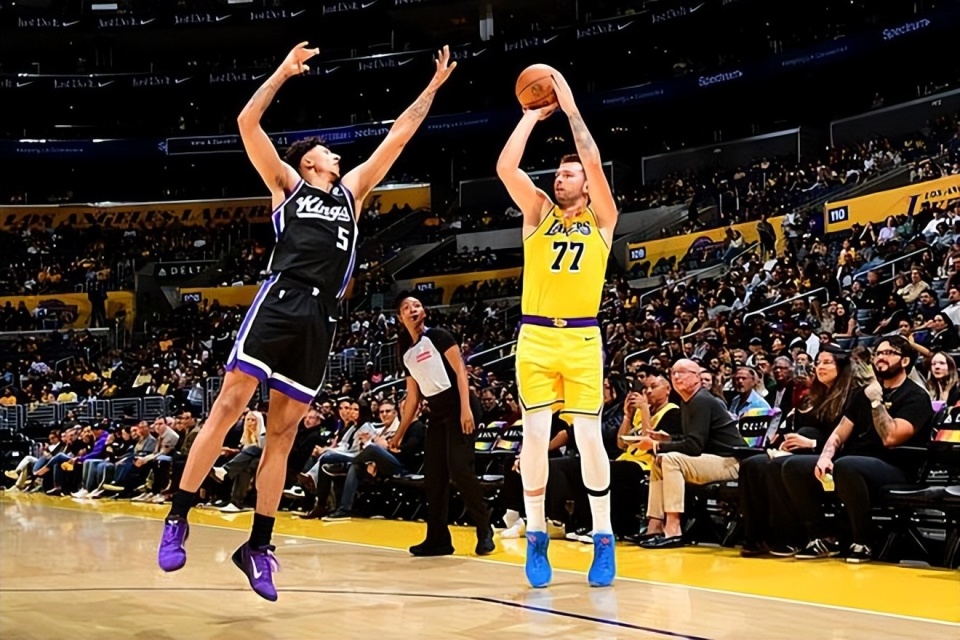 季揭幕战的, 篮板